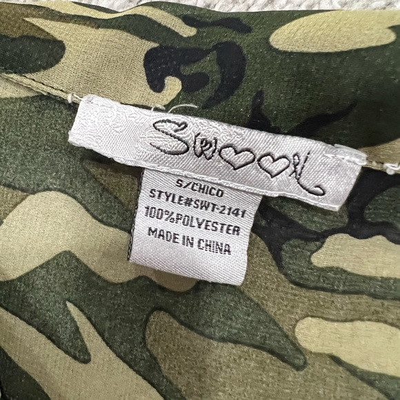 Camouflage Sleeveless Blouse - Picture 3 of 3